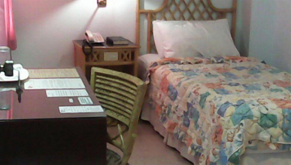 Oyo 414 Humberto'S Hotel Davao City Esterno foto